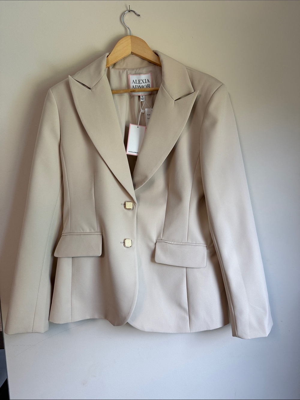 Alexia Admor Cream  Tailored Notch Lapel Blazer with Gold Buttons size 10 NWT